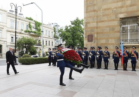 Президент Азербайджана возложил венок к памятнику, возведенному в честь АДР (Фото-Обновлено)