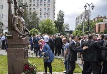 В столице Украины открыли памятник Имадеддину Насими
