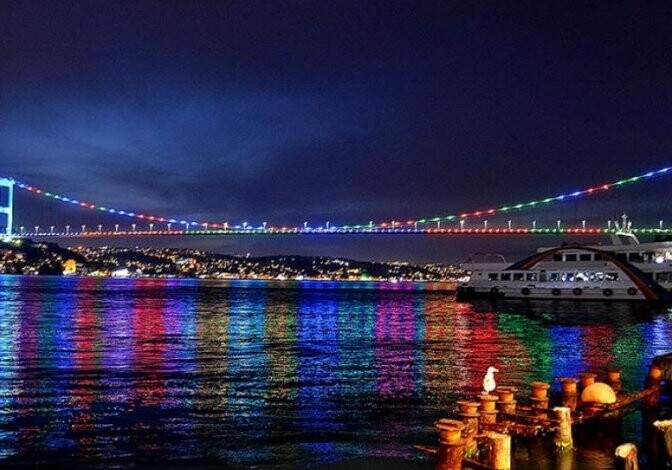 Три моста Стамбула окрасились в цвета азербайджанского флага