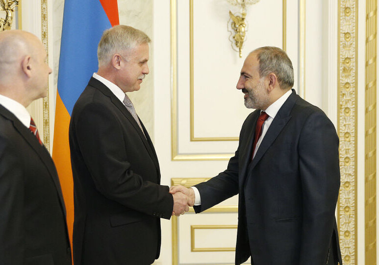 Армения согласилась на белоруса во главе ОДКБ - Пашинян принял Зася 