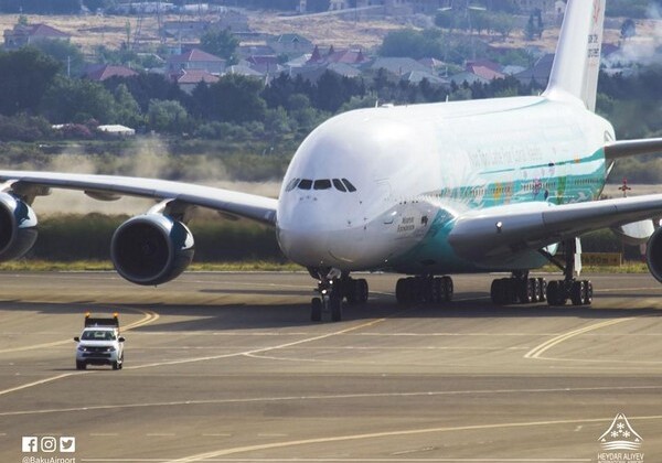 В бакинском аэропорту приземлился самый большой в мире пассажирский самолет (Фото)