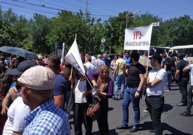 В Ереване протестующие сотрудники букмекерских контор перекрыли проспект