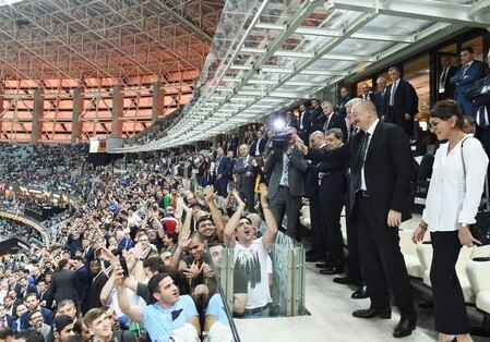 Президент Азербайджана пообщался с болельщиками на Олимпийском стадионе (Фото-Видео)