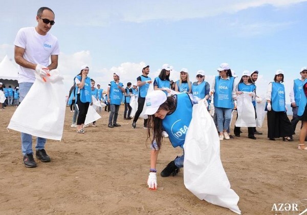 Лейла Алиева приняла участие в акции по очистке прибрежной зоны в Бинагадинском районе (Фото)