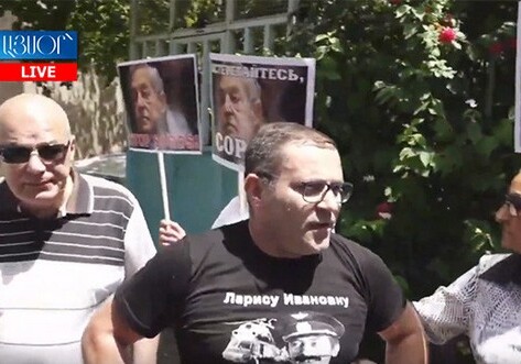 Акция протеста проходит перед офисом Фонда Сороса в Ереване