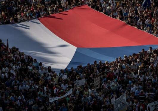 Массовые протесты против власти в Праге - Десятки тысяч требуют отставки премьера