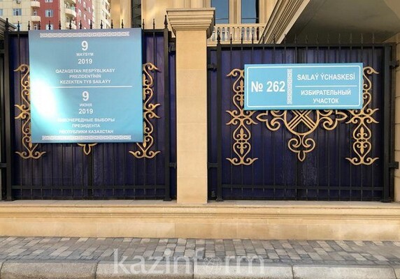 Проживающие в Азербайджане граждане Казахстана голосуют в посольстве своей страны в Баку