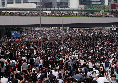 Многотысячная акция протеста проходит в Гонконге