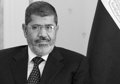 Пожизненно осужденный бывший президент Египта умер в суде