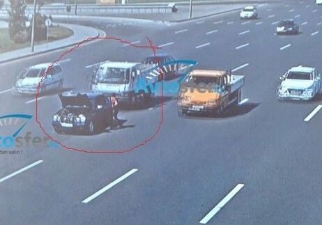 Грузовик протаранил сломавшийся посреди дороги Mercedes (Видео)