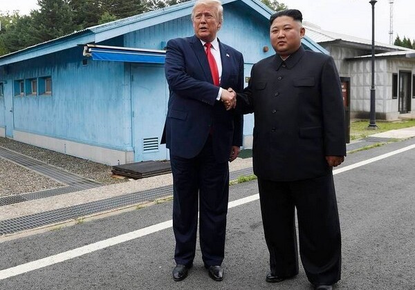 Трамп и Ким Чен Ын встретились на границе двух Корей (Видео)
