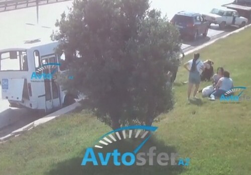 В Баку эвакуатор протаранил автобус, есть пострадавшие (Видео)