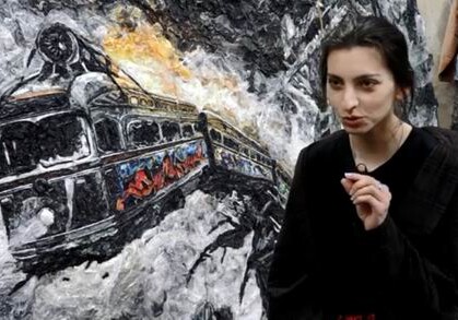 Искусство из мусора: азербайджанка превращает отходы в шедевры (Видео)