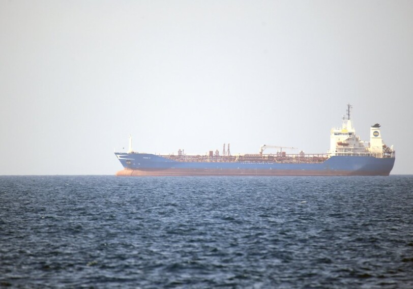 Пять иранских катеров пытались остановить британский танкер