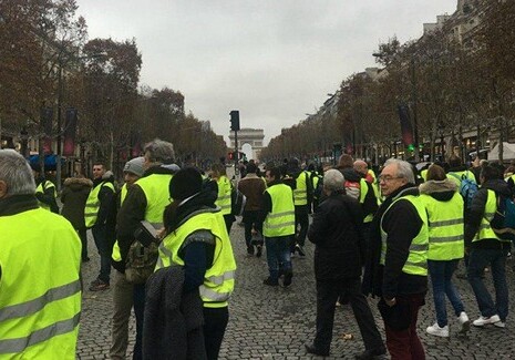 «Желтые жилеты» провели акцию протеста в Париже – Полиция применила слезоточивый газ