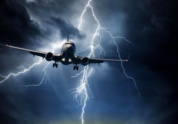 Пассажир самолета заснял гигантскую молнию (Видео)