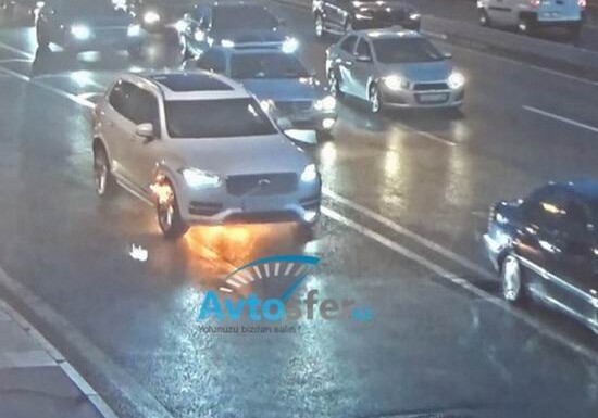 В Баку прямо на дороге вспыхнул роскошный внедорожник (Видео)