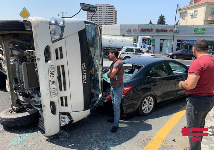 В Баку грузовик совершил аварию (Фото)