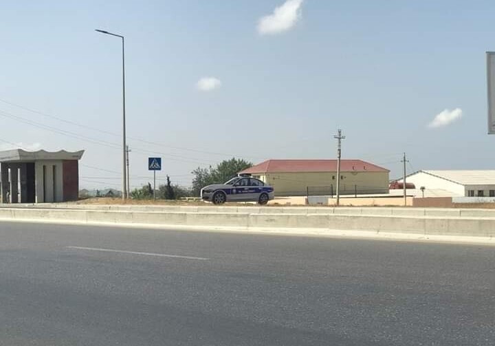 На дорогах Азербайджана устанавливаются макеты автомобилей дорожной полиции вместо радаров? (Фото)