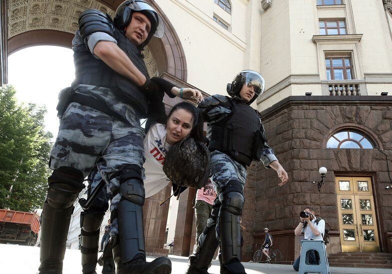 Задержания на акции оппозиции центре в Москвы (Фото) 