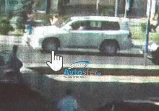 Водитель в Баку уткнулся в телефон и сбил женщину (Видео не для слабонервных)