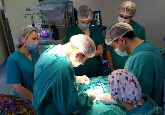 В Учебно-хирургической клинике АМУ новорожденному успешно проведена сложная операция кишечника