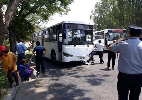 В Баку легковушка столкнулась с автобусом, погиб человек 