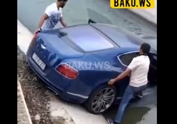 В Азербайджане роскошный Bentley упал в канал (Видео)