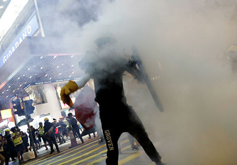 Протестующие в Гонконге выстроили баррикады и перекрыли улицы