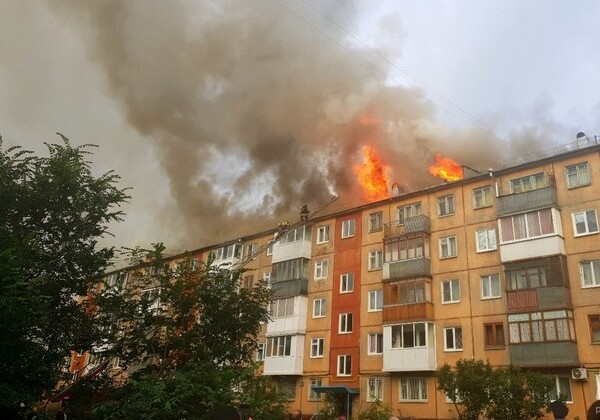 Пожар в бакинской пятиэтажке, жители эвакуированы