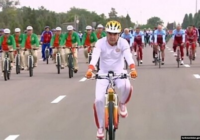 Президент Туркменистана прокатился на велосипеде под новую песню внука