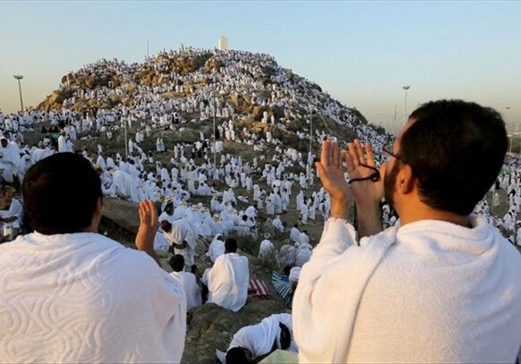 Мусульмане со всего мира совершают главный обряд хаджа – стояние на горе Арафат