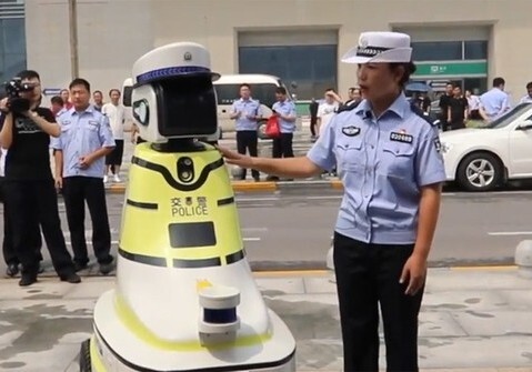 На китайских улицах появились роботы-гаишники (Видео)