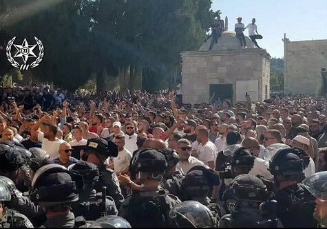 У мечети Аль-Акса в Иерусалиме произошла стычка между палестинцами и полицией (Фото)