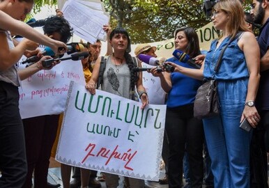 В Ереване проходит акция протеста экологов (Фото)