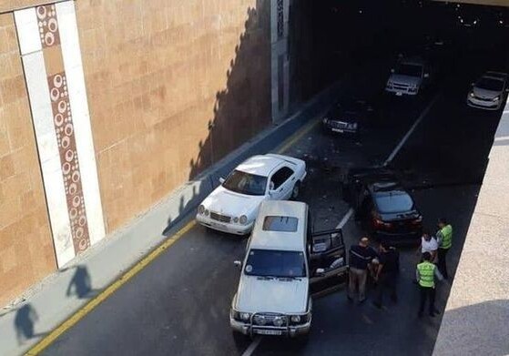 В Баку автомобиль упал с моста, есть пострадавшие