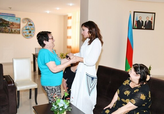 Мехрибан Алиева посетила учреждение социальных услуг для лиц пенсионного возраста (Фото)