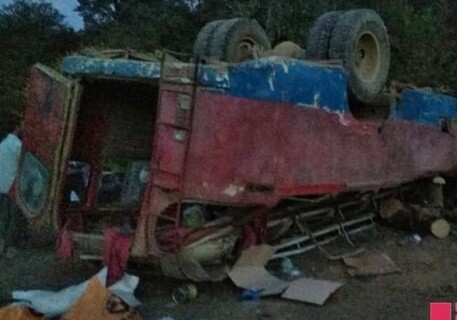 В Лянкяране опрокинулся пассажирский автобус, погиб водитель