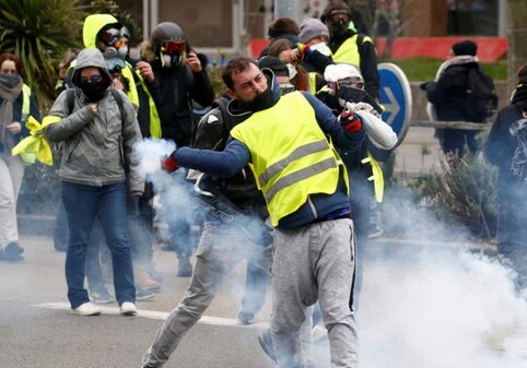 В Париже проходит акция протеста «желтых жилетов» – Полиция применила слезоточивый газ