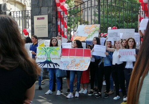 Ереванские студенты вышли на акцию протеста (Фото)