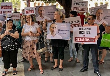 Сторонники и противники Кочаряна проводят акцию протеста в Ереване