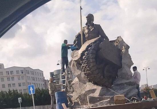 В Баку установлен памятник национальному герою Альберту Агарунову (Фото)
