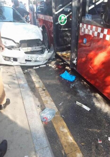 В Баку столкнулись легковой автомобиль и автобус: пострадавшей ампутировали ногу (Фото)