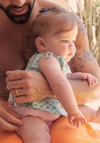 Многодетный отец Рики Мартин показал свою маленькую дочь от гей-мужа (Фото)