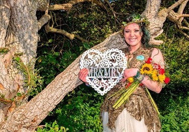 Британка вышла замуж за дерево и хочет взять его «фамилию»