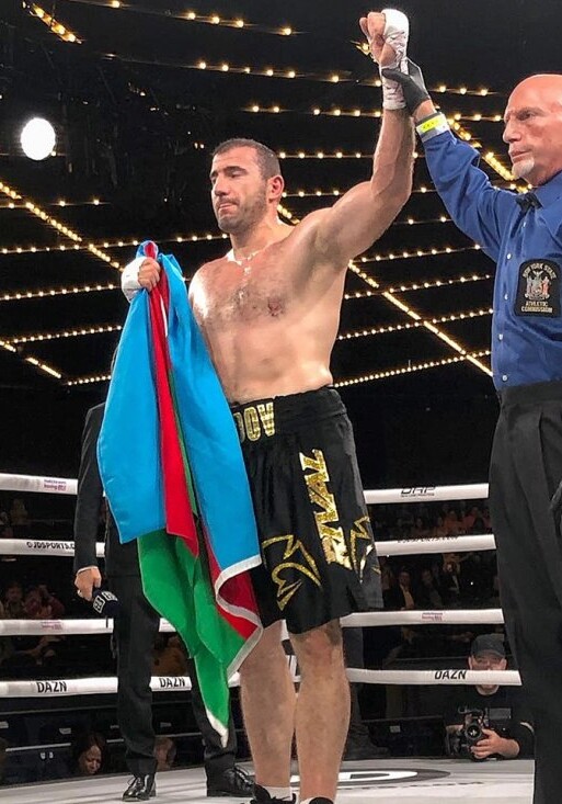 Азербайджанский боксер успешно дебютировал на профессиональном ринге