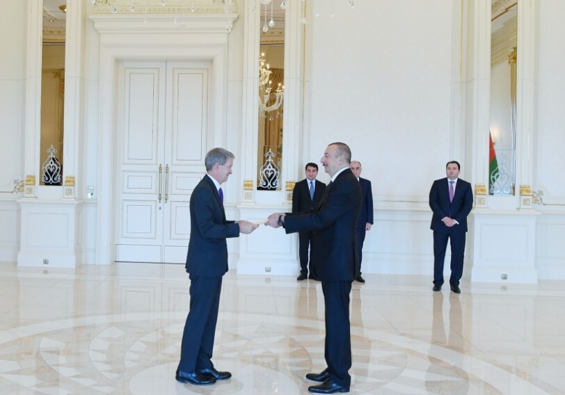 Президент Ильхам Алиев принял верительные грамоты новоназначенного посла Великобритании в Азербайджане (Фото-Обновлено)
