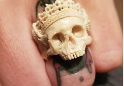 Американец подарил жене кольцо из человеческой кости