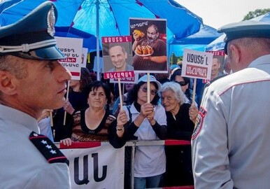 Сторонники и противники Кочаряна проводят акцию у здания суда в Ереване
