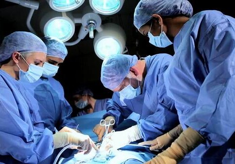 Азербайджанский врач удалил иглу, забытую в горле пациентки 10 лет назад (Видео)
